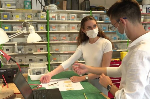 À Compiègne, deux étudiants ont conçu des manches anti-bactériennes pour que les soignants n'aient plus froid