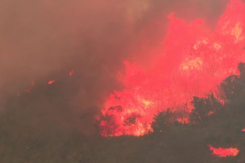 Feux près du Lac de Vouglans, Jura : 700 hectares brûlés à Cernon, un nouveau feu qui menace de se propager, des habitants relogés, le point sur le 5e jour au matin