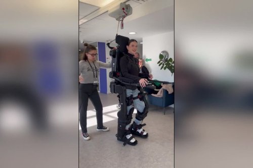 "En deux ans, c’est la première fois que j’avais mal nulle part" : atteinte de la maladie de Charcot, elle remarche grâce à un exosquelette