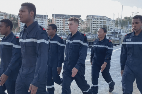 Marine nationale : les six matelots de la première promotion 2025 reçoivent leur coiffe