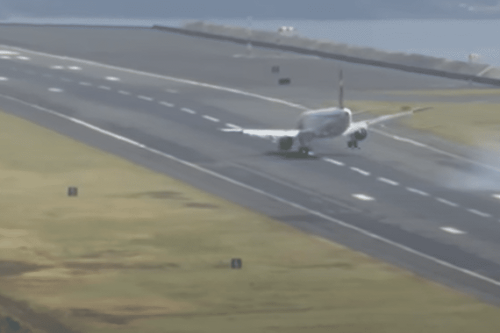 VIDÉO. Les images époustouflantes de l'atterrissage d'un Airbus A321 sur l'un des aéroports les plus dangereux au monde