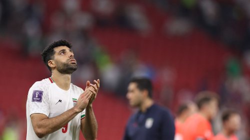 Reportage Coupe du monde 2022 : un hymne respecté par les joueurs mais malaise entre supporters iraniens... On a vécu l'élimination de l'Iran face aux Etats-Unis