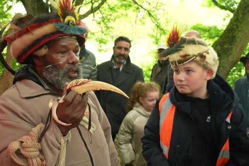 "Ma mère m'a accouché sous un arbre", un chef papou parcourt 15 000 km pour alerter sur la disparition de sa forêt