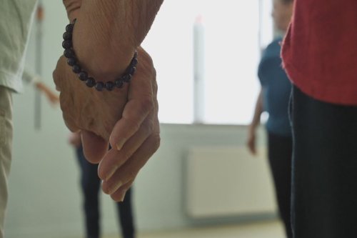 "Pour moi, elle est éteinte", le témoignage poignant du fils d'une femme touchée par Alzheimer