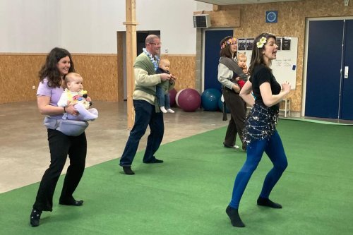 Danser avec son bébé, un concept aux multiples bienfaits