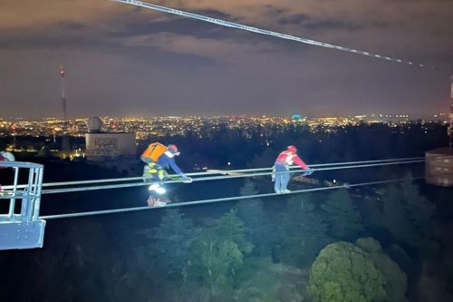 PHOTOS. Les images impressionnantes de pompiers préparant l'évacuation d'un téléphérique urbain en pleine nuit