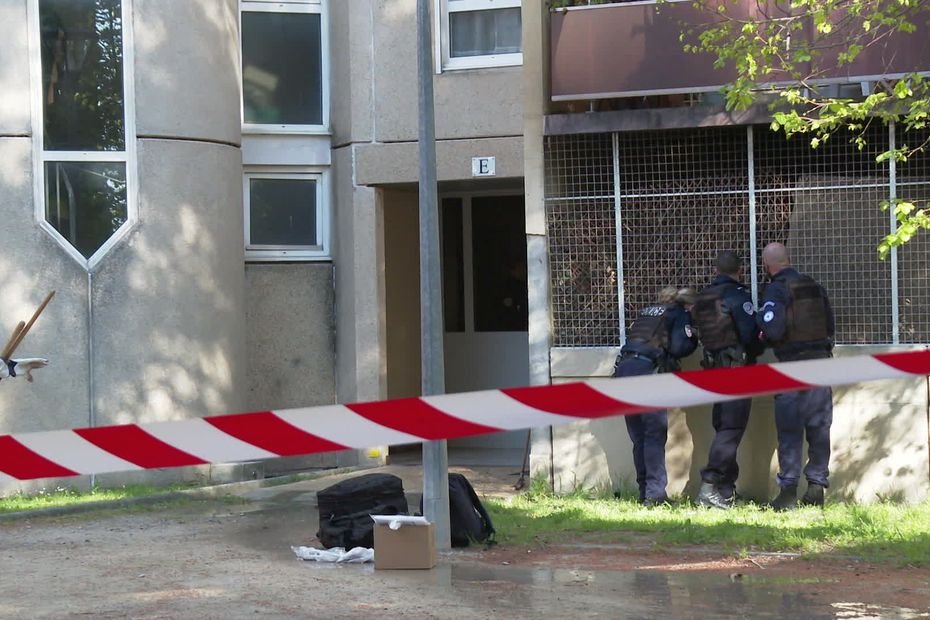 Meurtre aux ciseaux : un homme retrouvé carbonisé dans son appartement après un incendie, un suspect arrêté et placé en garde à vue