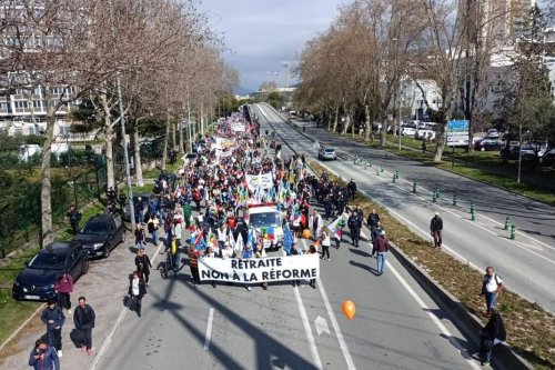 DIRECT. Manifestations contre la réforme des retraites du 23 mars : vidéo en direct du rassemblement à Marseille, cortège de plusieurs kilomètres à Nice