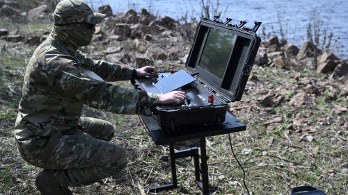 Armée et IA : l'Ukraine est devenu un laboratoire pour ces nouvelles armes "intelligentes" qui inquiètent l'ONU