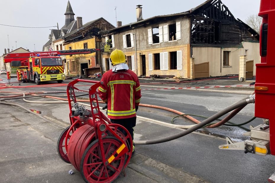 Un pompier placé en coma artificiel et sa femme blessée dans l'incendie de leur maison, leurs cinq chats Maine Coon retrouvés morts