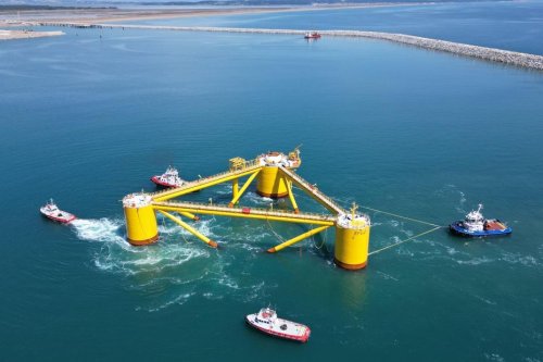 EN IMAGES. Supports des futures éoliennes en mer de l'Occitanie, de gigantesques flotteurs débarquent à Port-la-Nouvelle