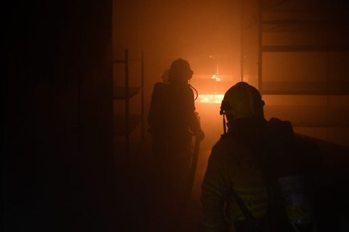 Loire : Un incendie dans une casse automobile ravage 4 000m² de batiments et garage, 2 personnes ont été intoxiquées par les fumées