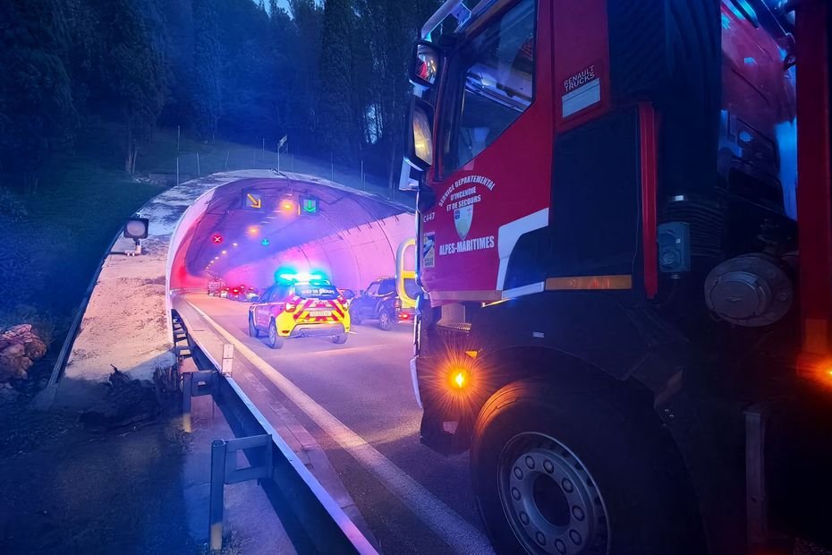 Un véhicule prend feu sur l'autoroute A8 à Nice, la circulation perturbée