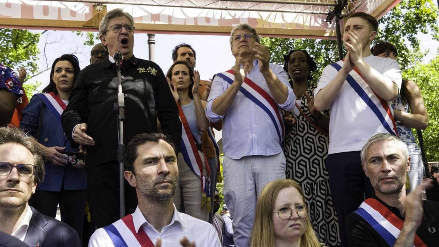 "Ils ont compris que c'était important de répondre" : comment LFI riposte au livre "La Meute", très critique sur le mouvement de Jean-Luc Mélenchon