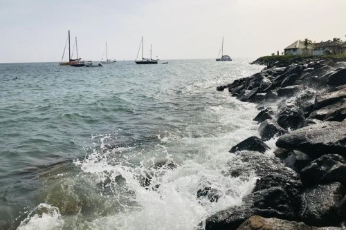 La côte Caraïbe de la Martinique reste en vigilance jaune pour "vagues-submersion"