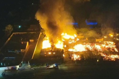 Un bâtiment s'effondre et 6000 m² de palettes partent en fumée dans le violent incendie d'une entreprise