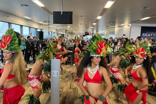 Vol inaugural Tahiti-Seattle : accueil polynésien pour souhaiter la bienvenue aux Américains