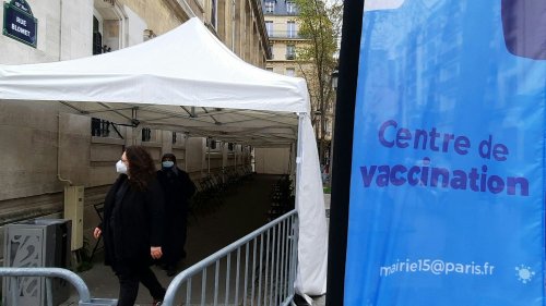 "On a essayé cinq soirs de suite" : chaque jour, les "chasseurs de vaccins" patientent devant les centres pour tenter de recevoir une injection