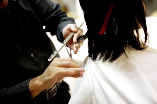 Des étudiants collectent des cheveux pour les femmes atteintes de cancer