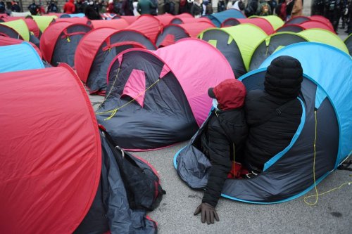 Paris : plusieurs centaines de jeunes migrants campent devant le Conseil d'Etat