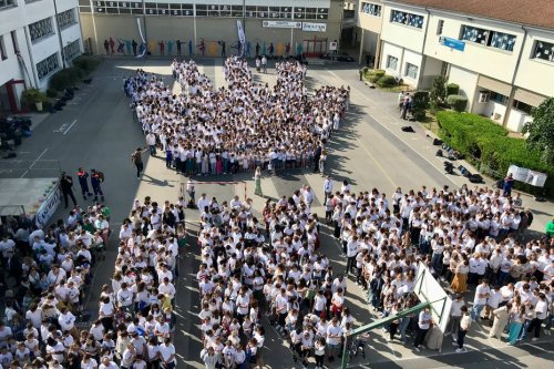 Harcèlement scolaire : 2 000 élèves forment une chaîne humaine contre les discriminations