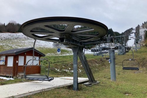 Savoie : incendié, le principal télésiège de la station de ski du Revard ne rouvrira pas avant février