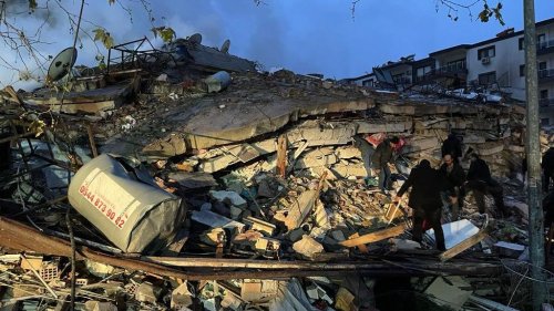 #SEISME Au moins 50 personnes ont été tuées dans l'effondrement d'immeubles à la suite du violent séisme qu...