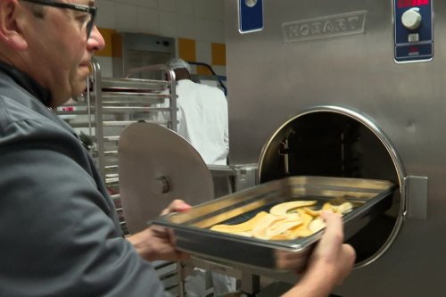 Ce restaurant universitaire fait la chasse au gaspi, et utilise même les épluchures dans ses plats