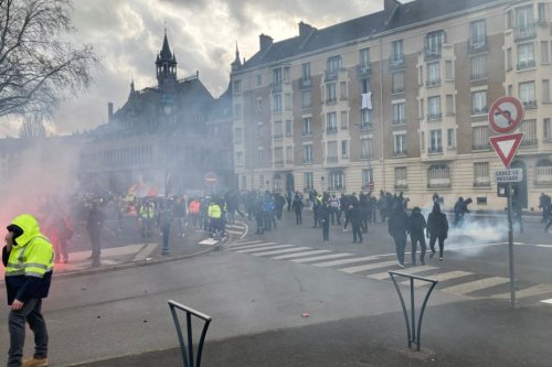 Réforme des retraites : à Charleville-Mézières, la manifestation dégénère, du gaz lacrymogène devant la préfecture