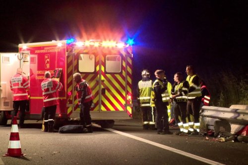 Accident de la route : une voiture chute d'un pont et tombe sur une voie ferrée en Gironde