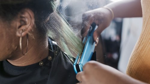 "Obliger les gens à ne pas garder leurs cheveux naturels, c'est renier ce qu'ils sont" : pourquoi légiférer sur les discriminations capillaires ?