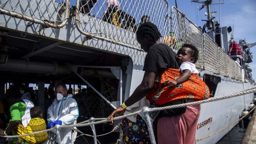 La France "n'accueillera pas de migrants de Lampedusa" : "les propos de Gérald Darmanin en opposition" avec Emmanuel Macron selon un député