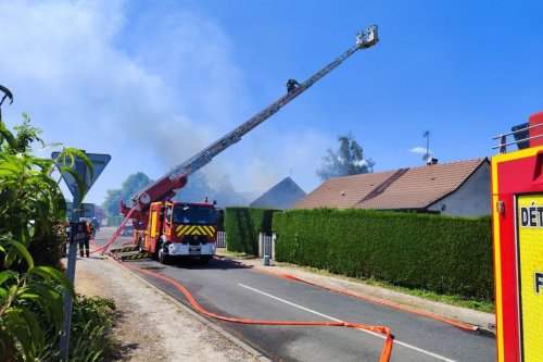Un incendie détruit une maison et se propage à 4 autres dans le Cher