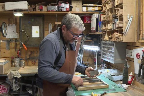 "Moins riche d'argent mais plus riche d'autres choses", Laurent a changé de vie pour devenir coutelier et ne regrette absolument pas