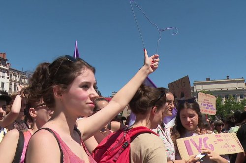IVG : "Le droit à l'avortement n'est pas toujours accessible en France" Les plannings familiaux dans la rue à Lyon crient leur "colère"