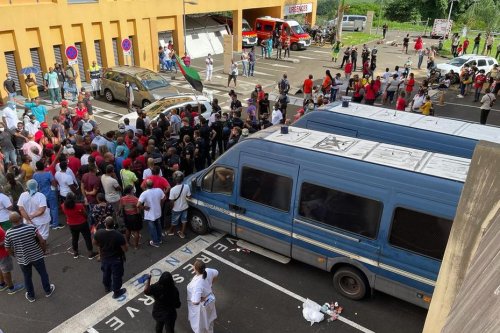 Trois personnes interpellées après des affrontements devant l'hôpital Pierre Zobda Quitman - Martinique la 1ère