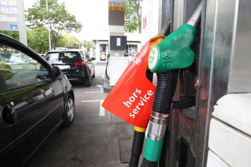 Pénurie de carburant : nos comportements participent-ils aux problèmes dans les stations-essence ? On a posé la question à une sociologue