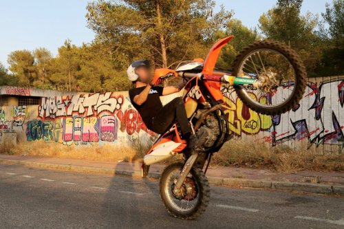"Il faudrait passer leurs motos à la broyeuse" : jusqu'à 600 motos par jour qui passent devant la maison, le calvaire des rodéos sauvages