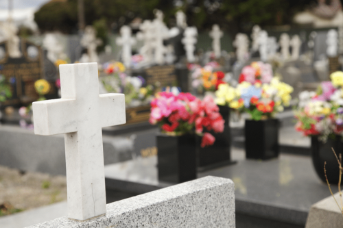 Fâchée contre son voisin, une quinquagénaire s'en prend à la tombe de ses parents