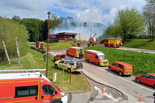EN IMAGES. Des flammes impressionnantes : un pompier gravement brûlé lors de l’incendie d’un restaurant en Haute-Saône