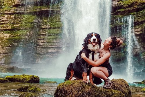 Justine, instagrammeuse de 28 ans sillonne la France avec son van et ses animaux, cette passionnée du Jura multiplie les fans sur les réseaux sociaux
