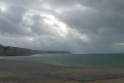MÉTÉO. Un ciel chargé et des averses résiduelles accompagneront tout notre vendredi en Normandie, sous un vent soufflant jusqu'à 80 km par heure