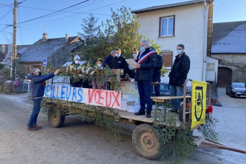 Sa cérémonie des vœux annulée à cause du Covid, ce maire du Jura trouve un tracteur et fait le tour du village avec son conseil municipal