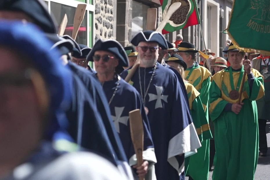 VIDEO. Confréries traditionnelles, bénédiction des bovins, découvrez cette fête du Cantal, haute en couleur
