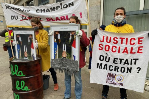 A Besançon, des militants écologistes souillent deux portraits d'Emmanuel Macron pour dénoncer "le sabotage climatique du Président "