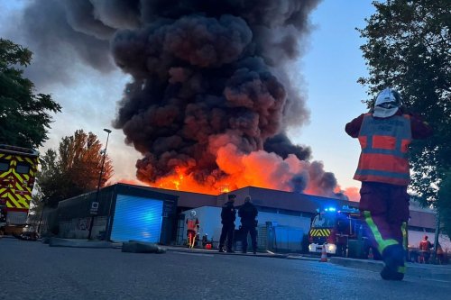 Incendie d'un entrepôt de textile, trottinettes et batteries à Bobigny, 200 sapeurs pompiers déployés