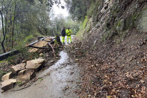 Automobilistes secourus, routes fermées, caves inondées... les fortes pluies provoquent quelques dégâts dans les Alpes-Maritimes et le Var