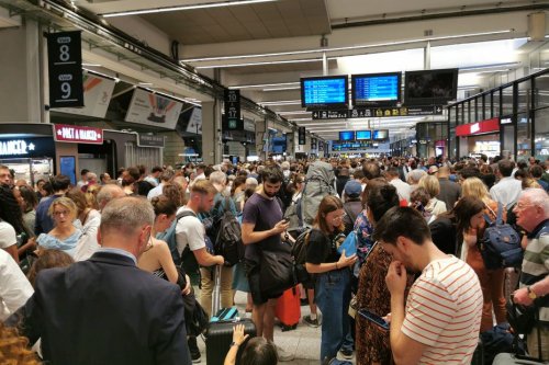VIDEO - "C'est insupportable" : d'importants retards de trains et la fatigue d'usagers de la SNCF en gare Montparnasse