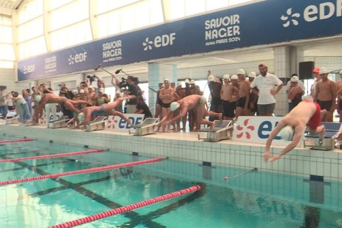 Natation : une centaine de petits Marseillais apprennent la nage avec des champions olympiques