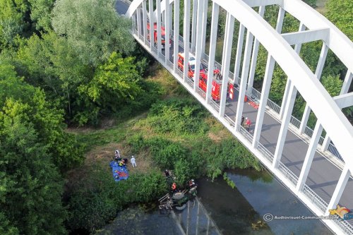 PHOTOS. Le tracteur chute d'un pont et s'écrase 7 mètres plus bas dans la rivière, le pilote est légèrement blessé